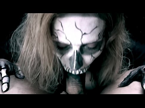 ❤️ Demon djevojka siše kurac svojim crnim ustima i guta spermu. ❤️ Porno kod nas ❌